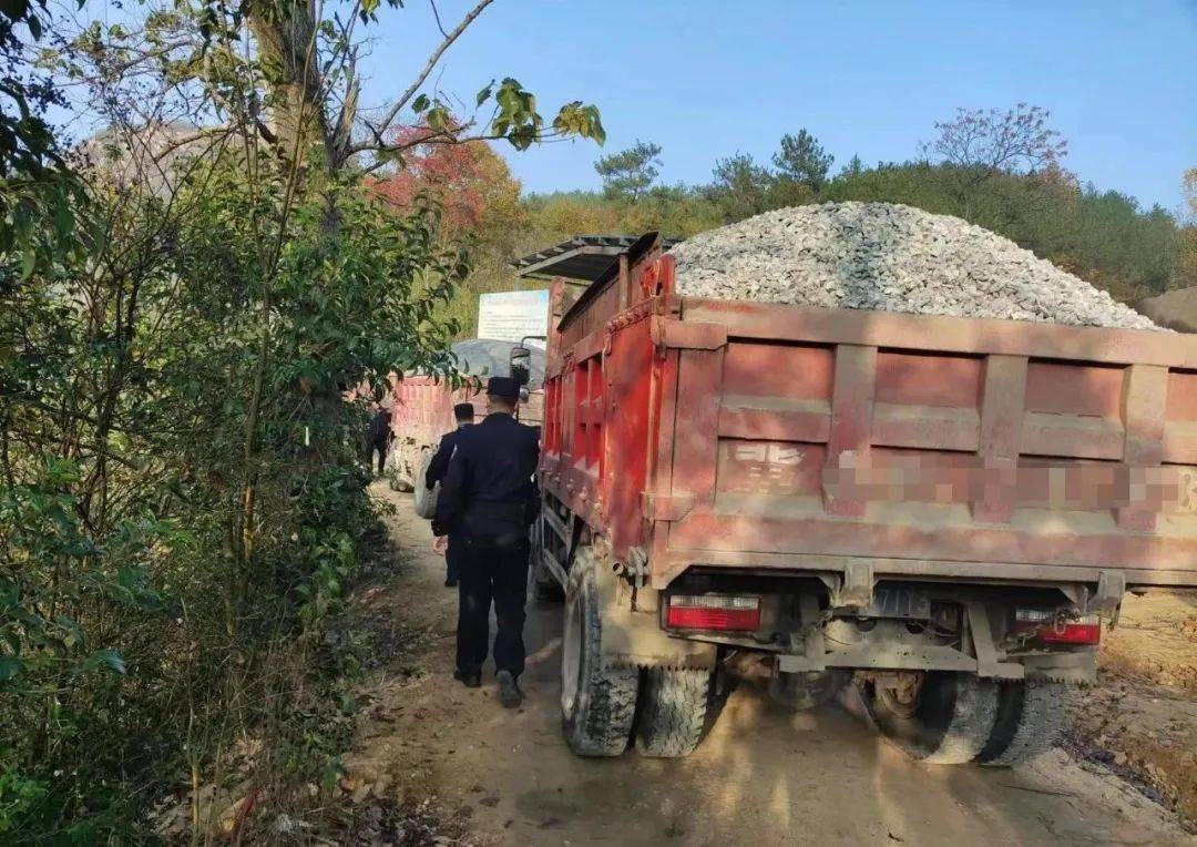 河南桐柏：货车轧路被拦阻  民警法理解困堵