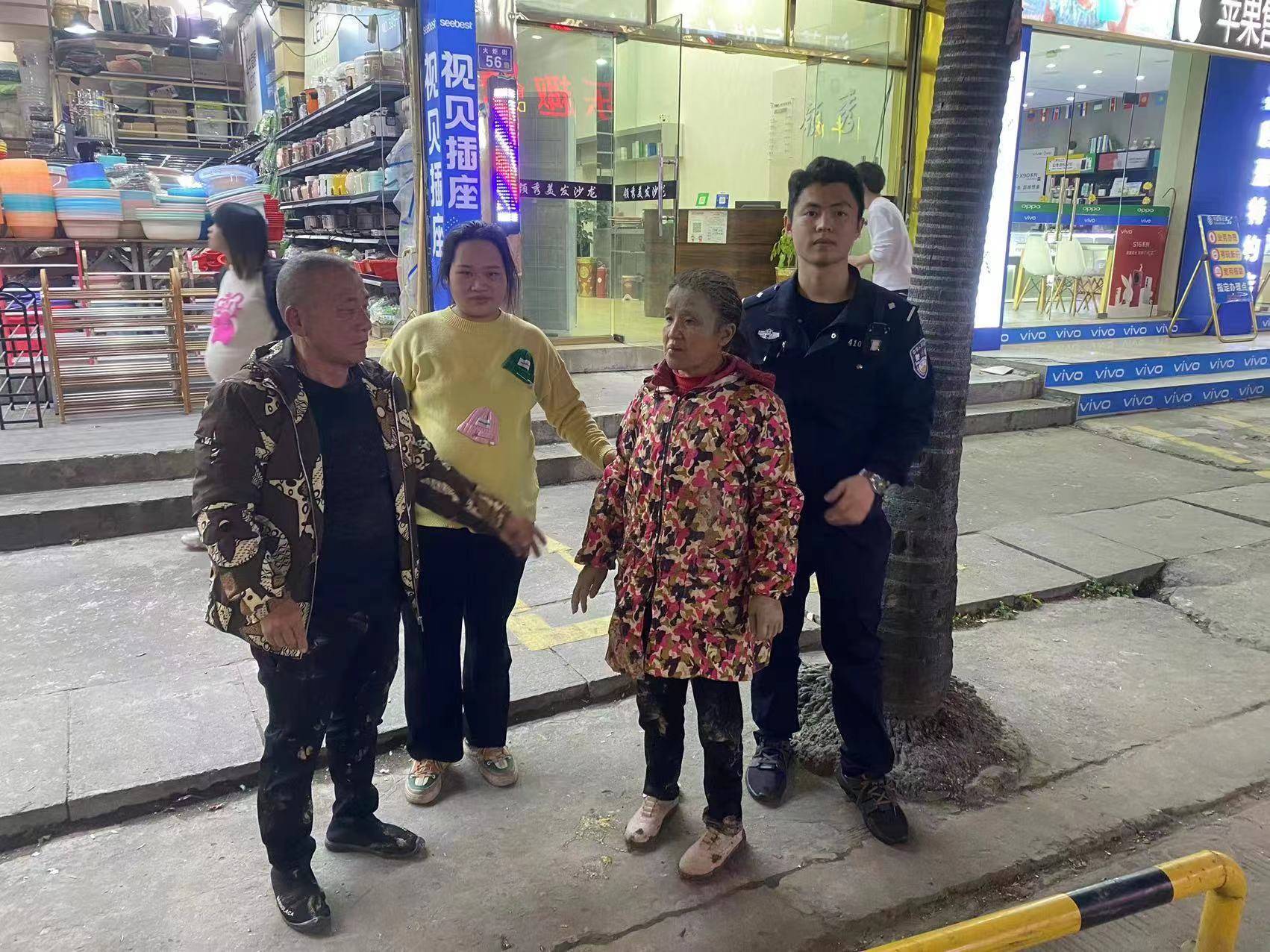 福建泉州：民警救起一栽倒在地的老人