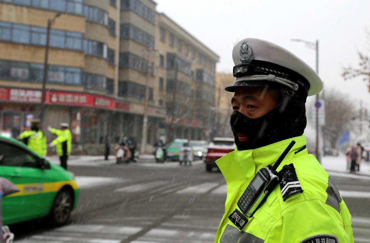 宁夏固原市迎来降雪，交警全力应对确保道路安全