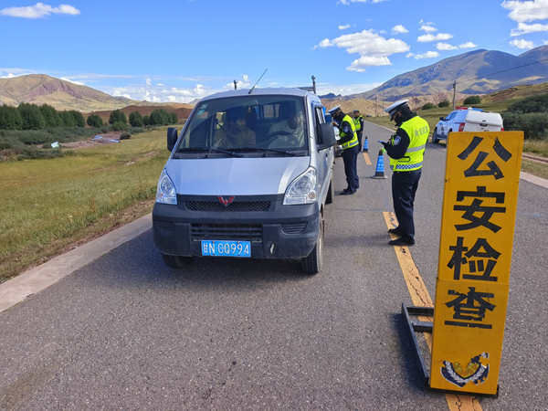 西藏贡觉县公安局交警大队持续开展道路交通安全整治工作
