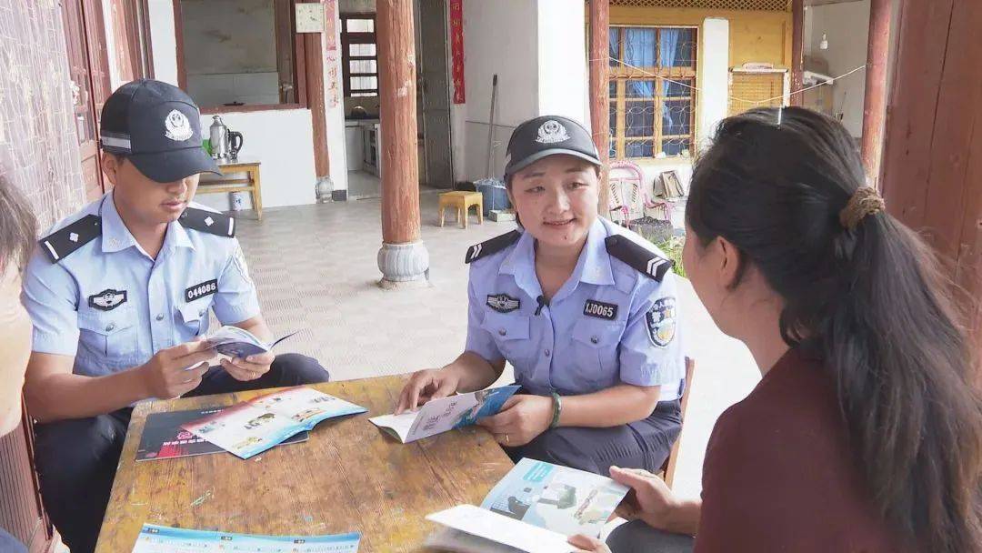 快看！村里来了一支身穿警服的“民族语言宣传队”