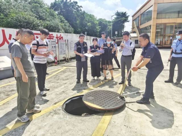 执行法官在腾退现场检查油气罐安全