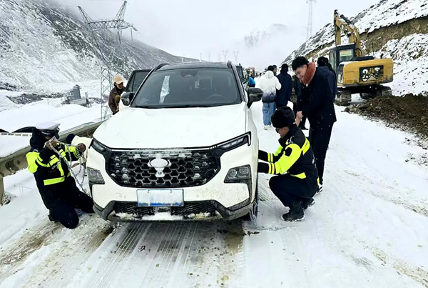 雪中最美“警”色，左贡交警浴“雪”奋战保畅通