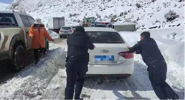 【人民公安从这里走来】寒雪沁衣彰勇毅，警徽映路保康安